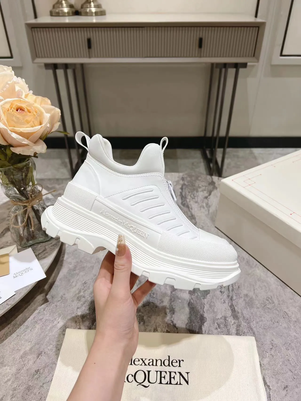 👟👟Ex-factory price 600👟👟 Men's size +10 2023 McQueen classic hot style, top version! ALEXANDERAIexanderMcQUEEN✅ has been certified. The latest 2023 counters will be launched at the same time, international T stage catwalk models. 💯Purchased from top ZP, the original version is 1:1 customized, perfectly reproduced, embellished with waterproof zippers on off-road inspired clothing, with imported anti-wear super soft sock cuffs, 3D glue bright strips, excellent comfort, outsole: original TPU double-layer combination outsole. Fabric: Imported silk cow leather Lining: Imported super soft Lycra/space cloth Foot pads: Imported silk sheepskin Size: 35-40 for women, 39-45 for men. Color: all black, black and white, all white, (add 10 for men’s model)